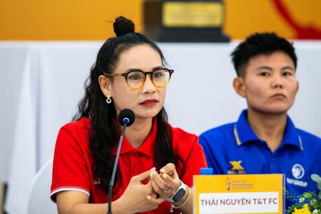 7-越南太原女足主教练文氏清(左)是越南首位通过亚足联职业级培训班的越南女教练.jpg